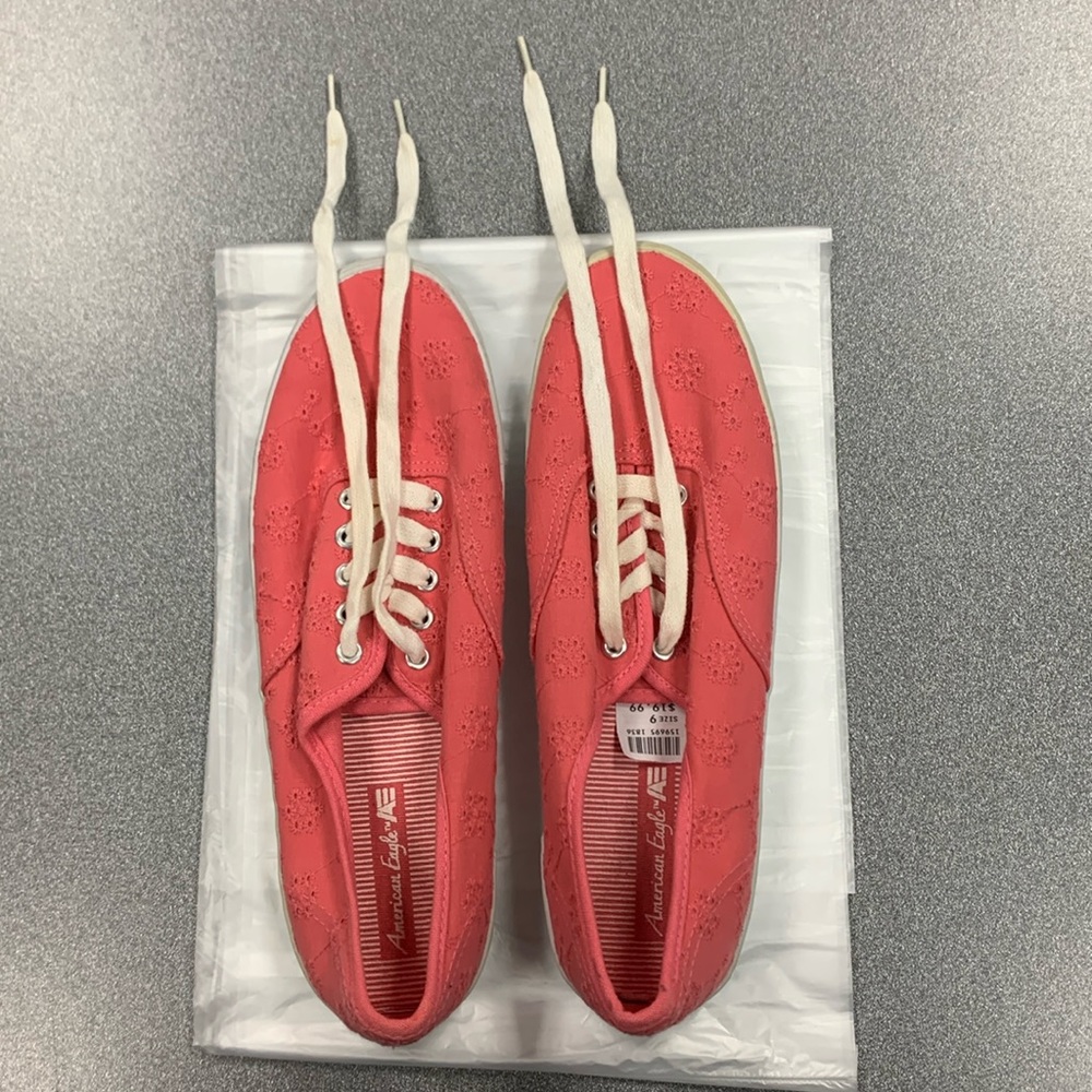 American Eagle Women’s shoes, size 9 pink.